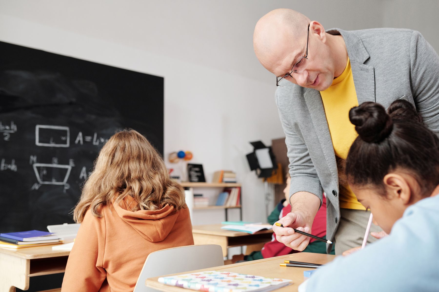 Schüler beim gemeinsamen Lernen zum Schulstart
