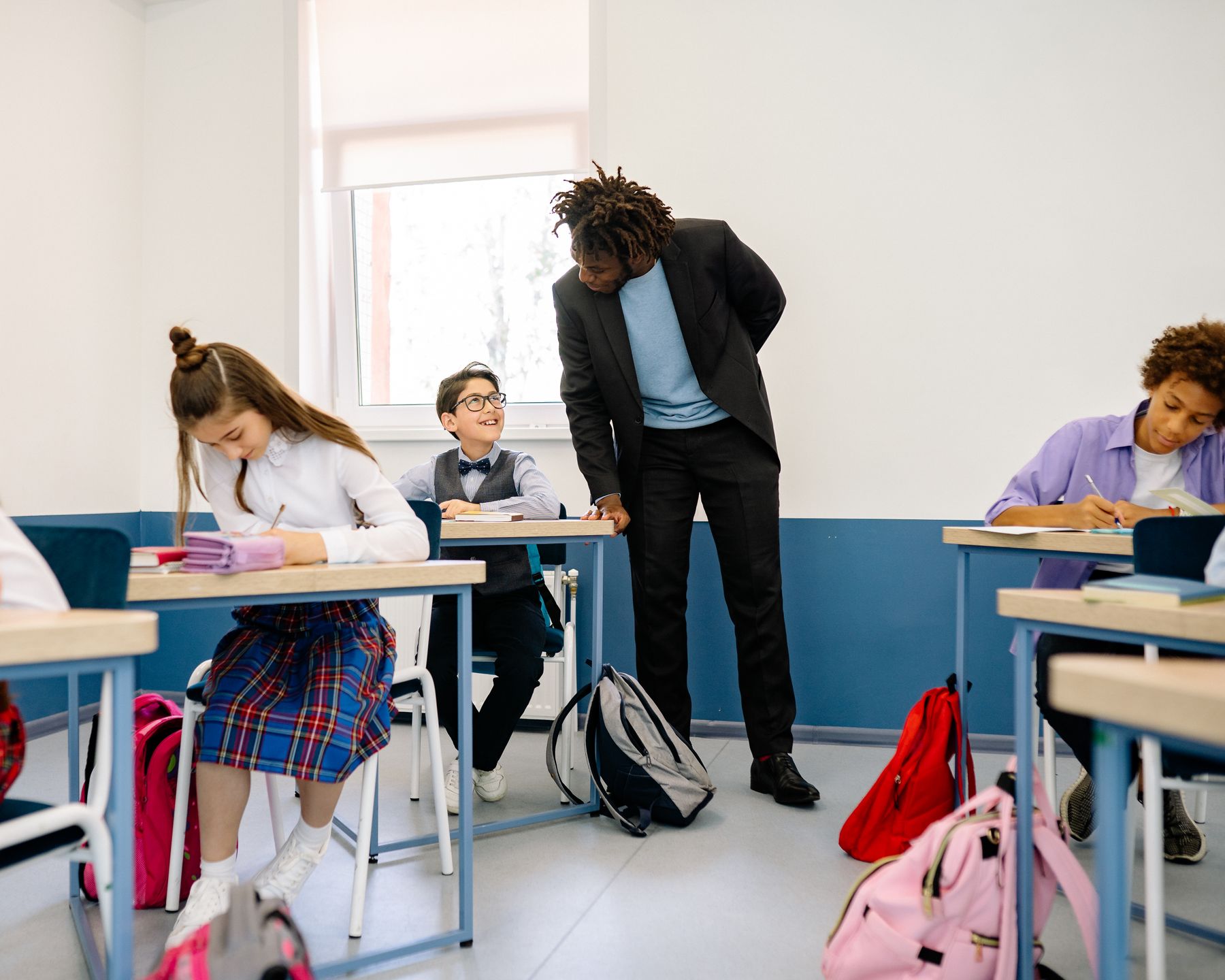 Qualifizierte Lehrkraft unterstützt Schülerinnen und Schüler im Unterricht